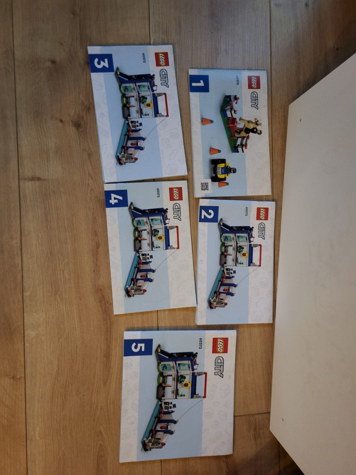 Foto 3 van Lego City 60372 Politiebureau - Complete set in goede staat