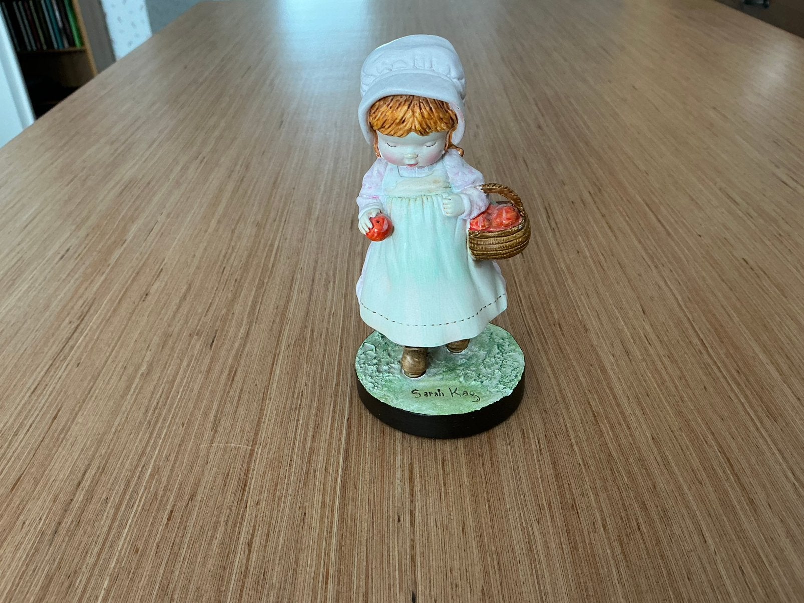 Sara kay beeldje. Meisje met appels., Verzamelen, Beelden en Beeldjes, Ophalen of Verzenden, Zo goed als nieuw, Overige typen