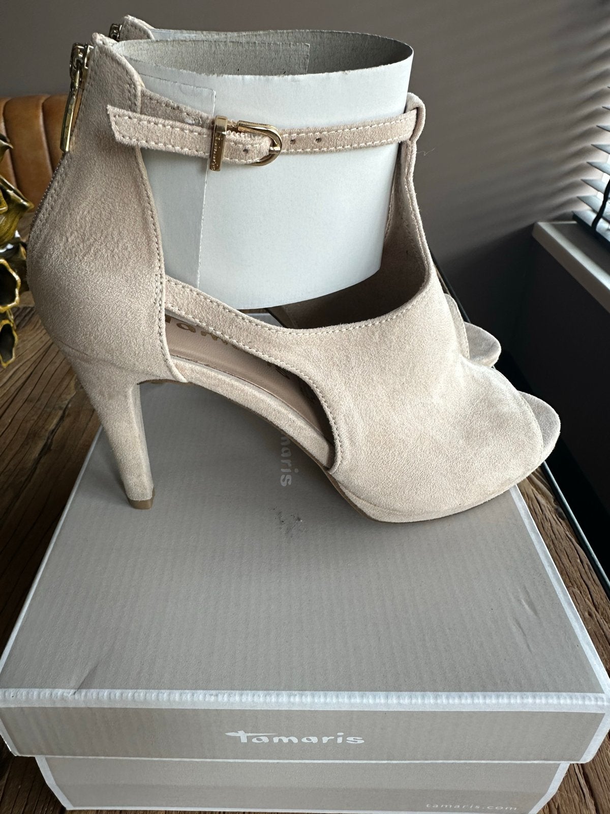 Tamaris Peep-toe Hakken - nagenoeg nieuw in doos, Ophalen of Verzenden, Nieuw, Beige, Pumps