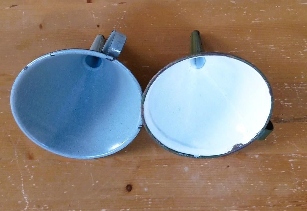 Twee emaille trechters en maatbeker, Ophalen of Verzenden