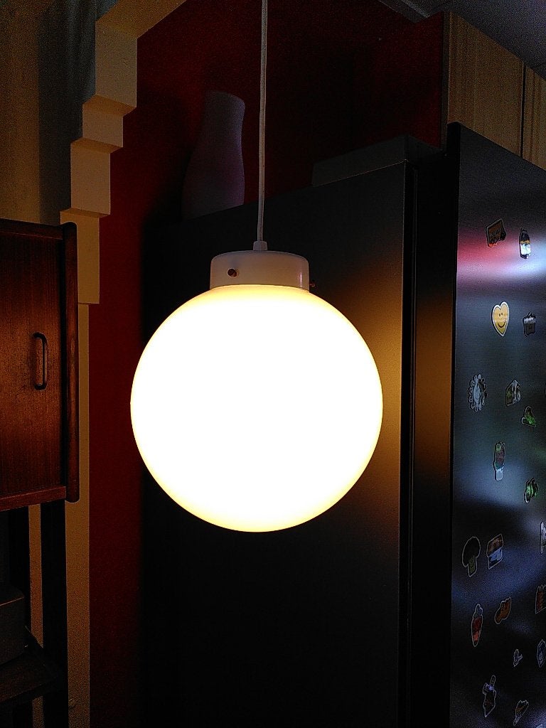 Mid Century Globe melkglas hanglamp, Huis en Inrichting, Lampen | Hanglampen, Gebruikt, E27 (groot), Ophalen of Verzenden, Minimalistisch