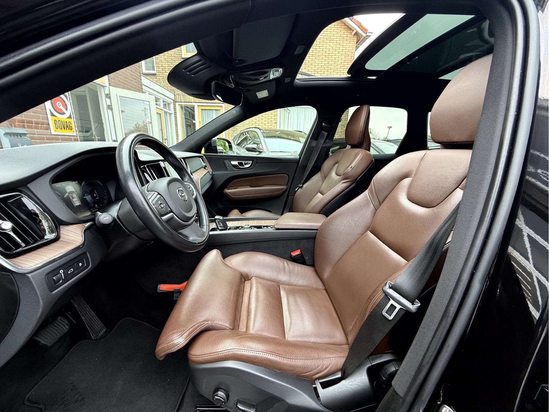 Volvo XC60 2.0 T6 AWD Business Pro Panoramadak, Trekhaaak NL, Auto's, Automaat, Dealer onderhouden, Gebruikt, 138 €/maand