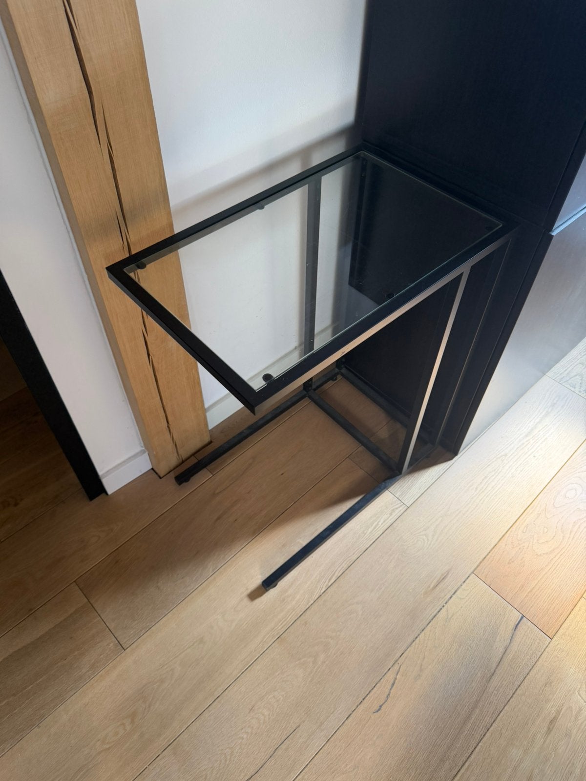 Zwarte bijzettafel met glazen blad, 55 x 35 x 65 cm, Huis en Inrichting, Tafels | Sidetables, Ophalen, 50 tot 100 cm, Glas, Zo goed als nieuw