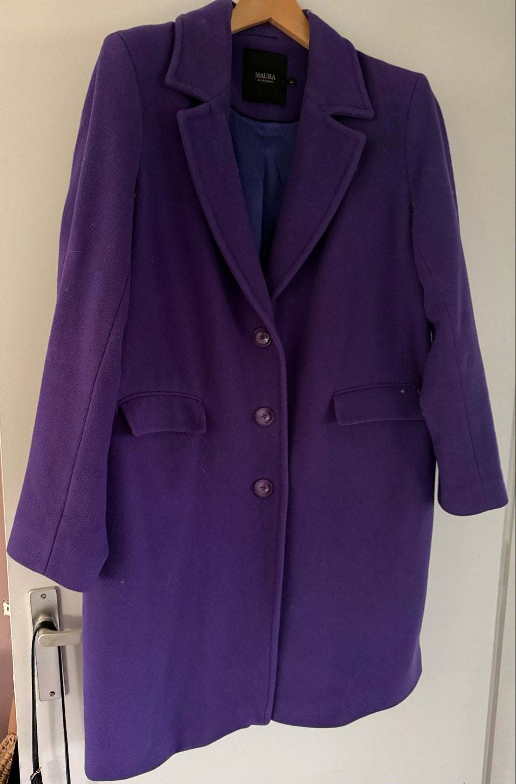 Maura Amsterdam paarse wollen jas maat 46, Kleding | Dames, Jassen | Winter, Verzenden, Zo goed als nieuw, Maat 46/48 (XL) of groter