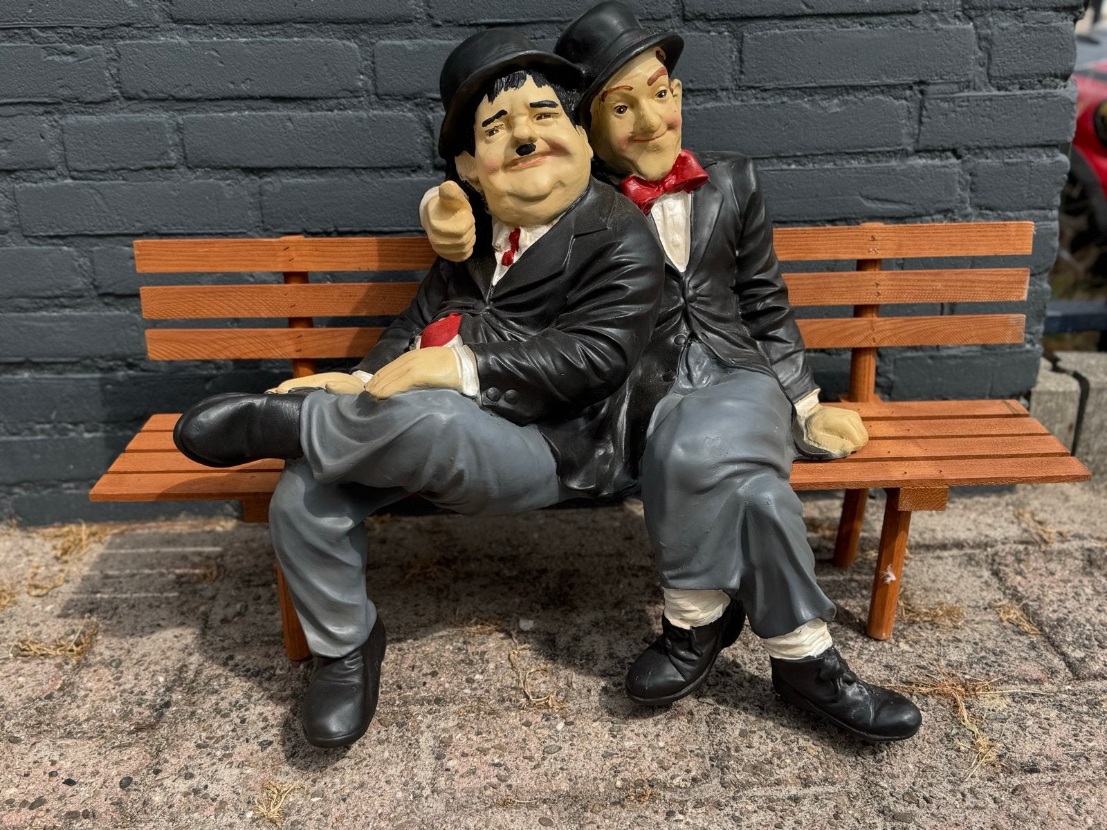 Beeld Laurel & Hardy op bankje - Humoristische decoratie, Verzamelen, Ophalen, Gebruikt, Mens