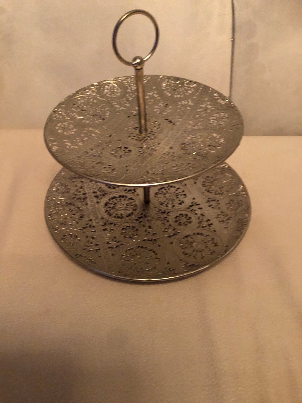 Zilverkleurige etagère met 2 lagen, Etagère, Metaal, Ophalen of Verzenden, Zo goed als nieuw