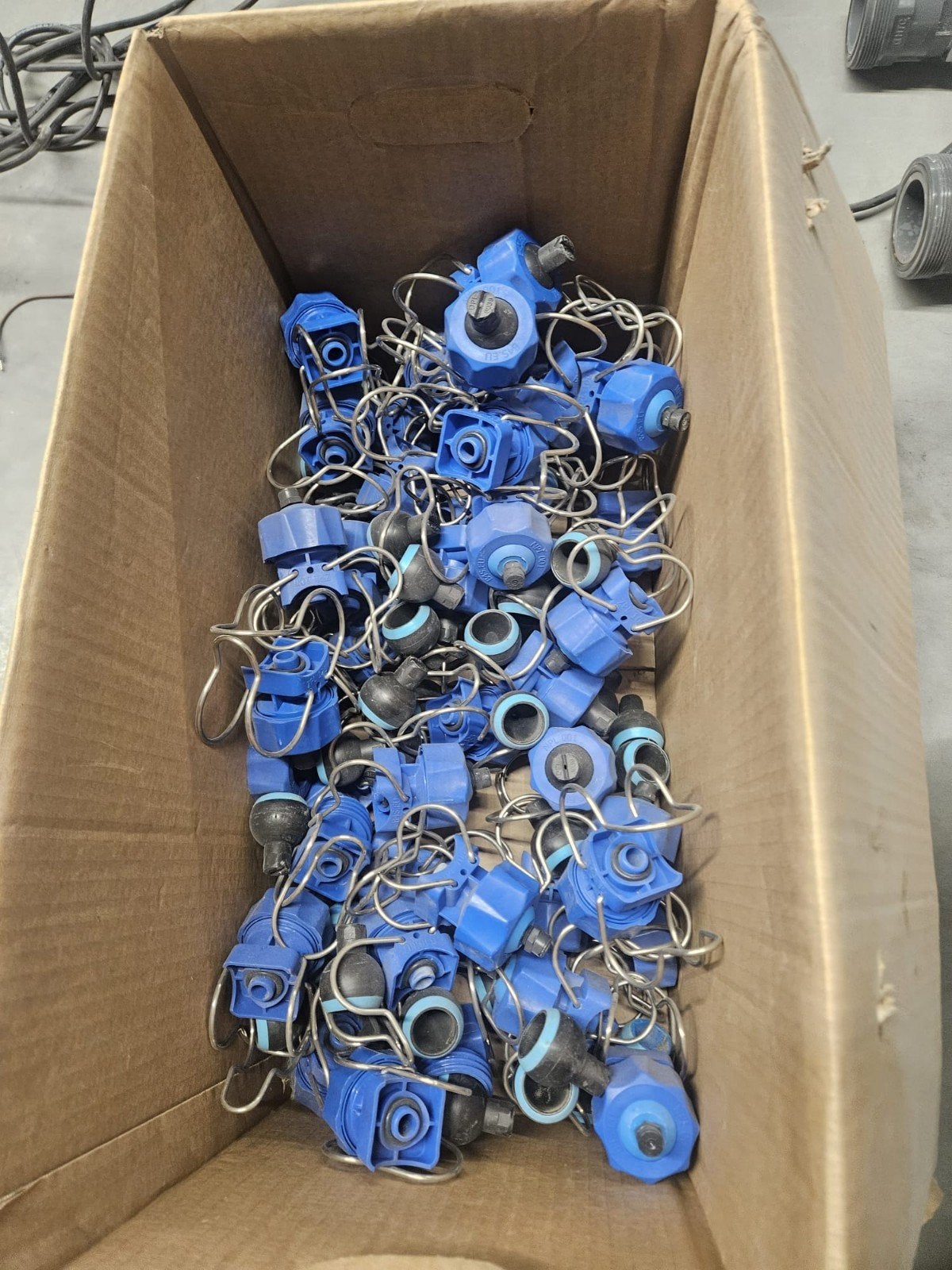 Grote partij blauwe kunststof klemmen met metalen veer, Ophalen, Nieuw, Overige soorten