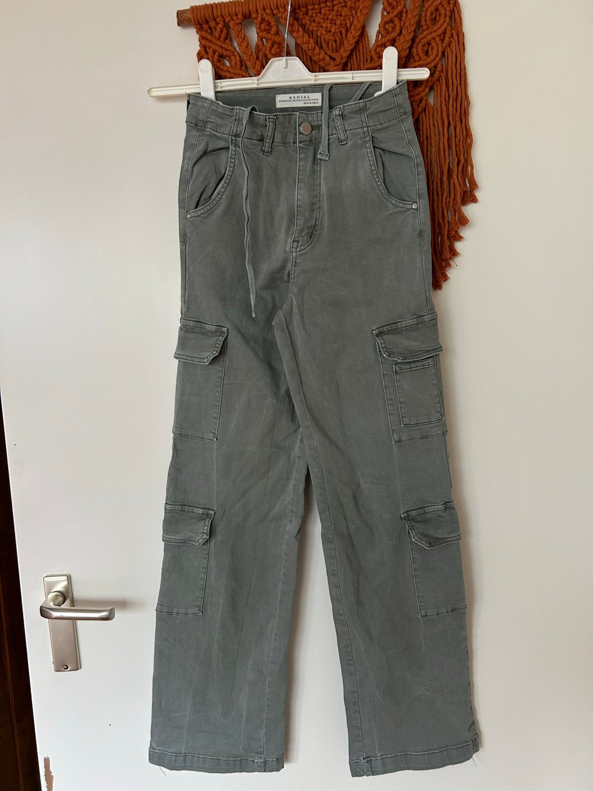 Redial legergroene broek - Maat 34, Kleding | Dames, Broeken en Pantalons, Gedragen, Maat 34 (XS) of kleiner, Groen, Lang, Ophalen of Verzenden