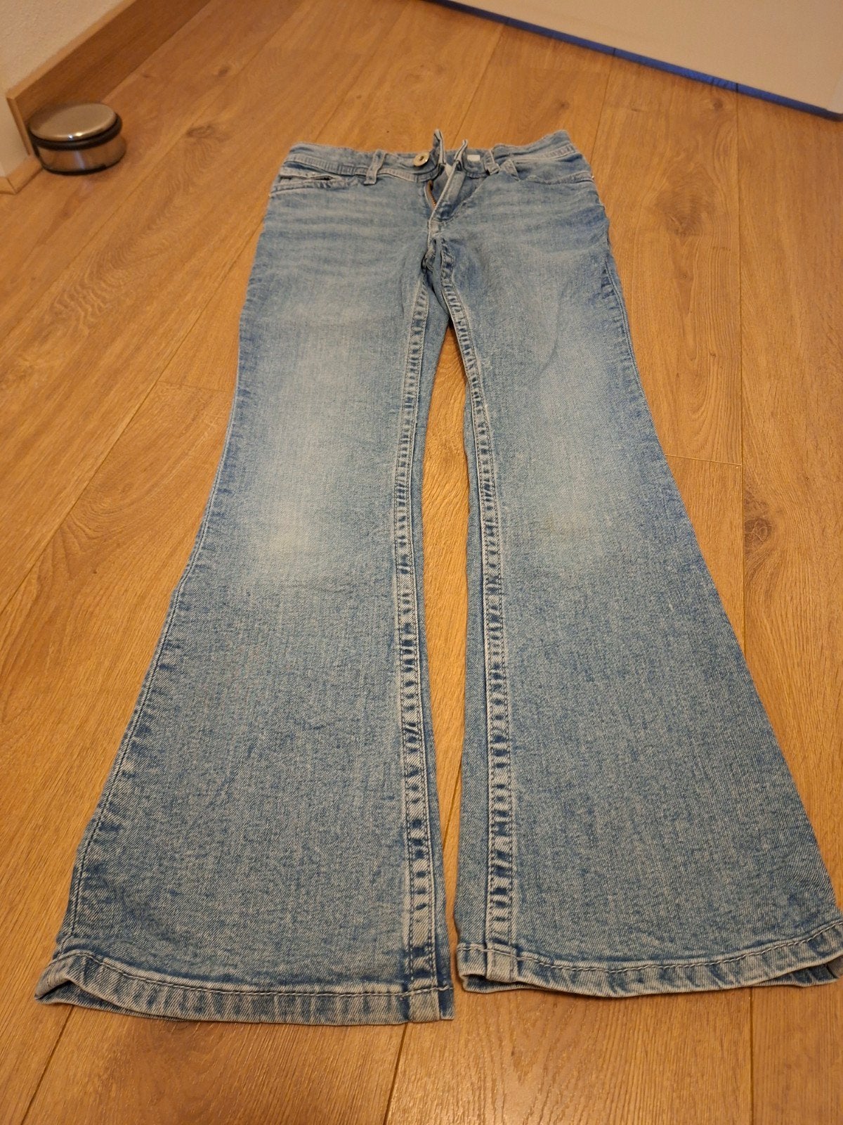 H&M flared jeans maat 140 met borduursel en steentjes, Broek, Gebruikt, Meisje, H&M