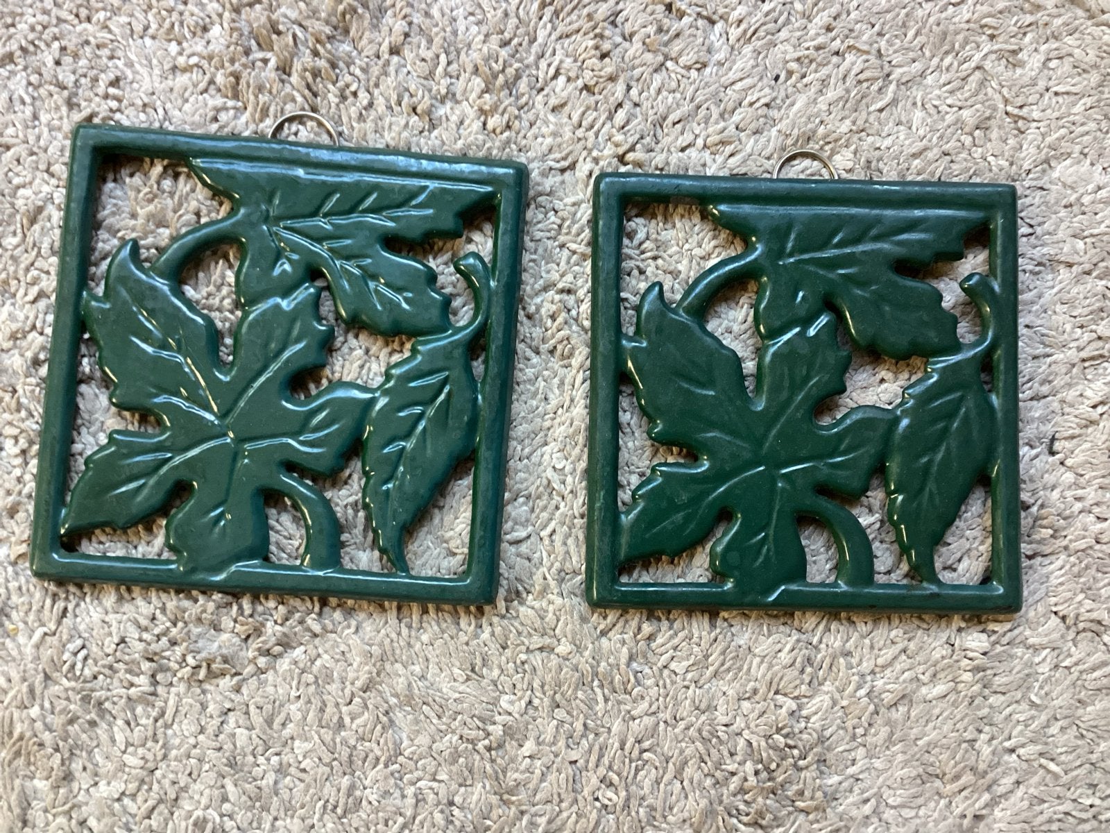 Gietijzeren onderzetters met blad motief 18 x18 cm  €12,50, Metaal, Groen, Gebruikt, Vintage