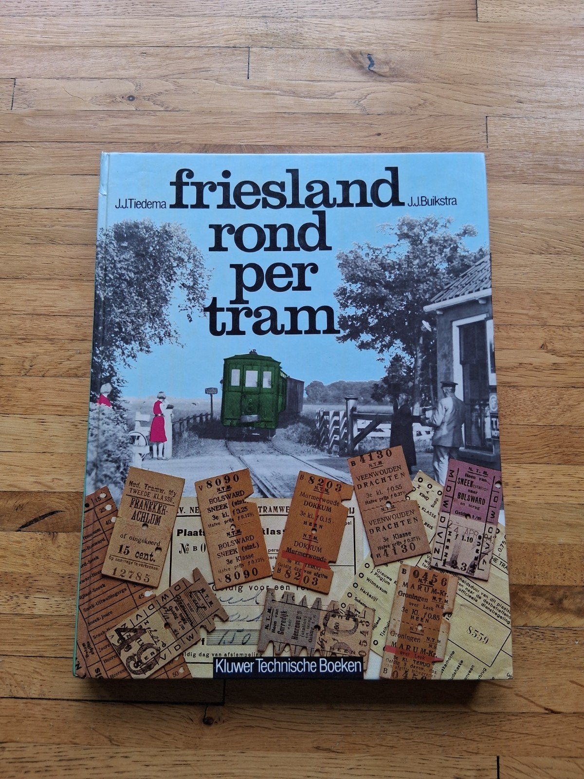 Friesland rond per tram geschiedenis fotoboek en informatie, Ophalen of Verzenden, Zo goed als nieuw