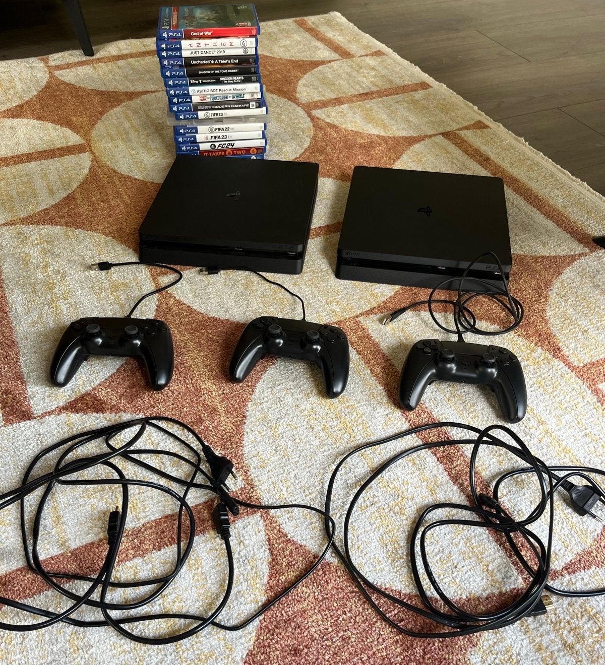2x PlayStation 4 Slim 1TB met 3 controllers en 16 spellen, Ophalen, 1 TB, Met 3 controllers of meer, Slim