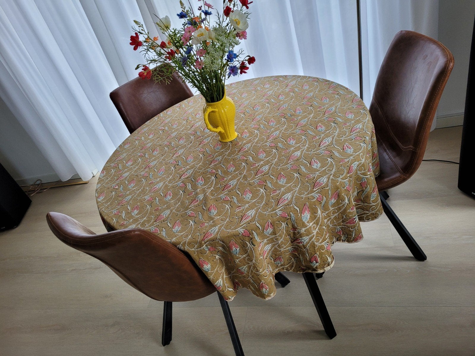ronde eettafel op  met 3 stoelen