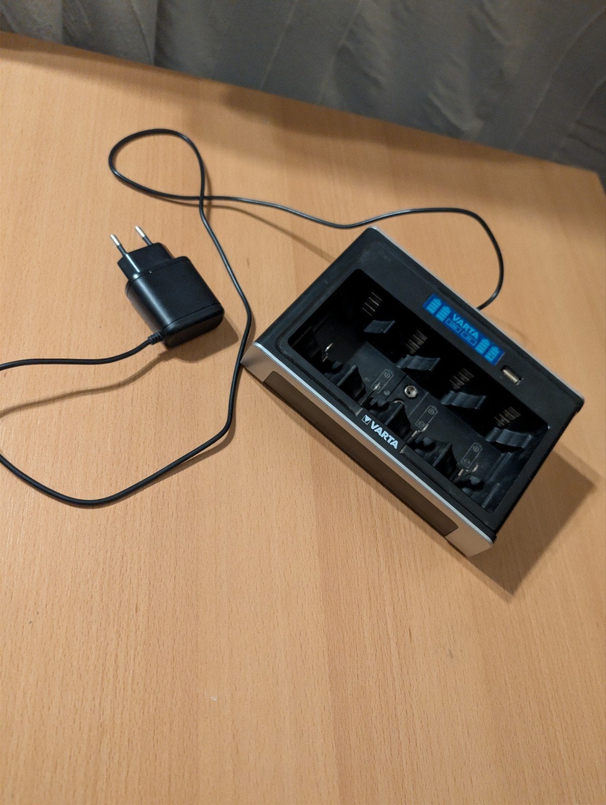 Varta LCD Universele Batterijlader, Ophalen of Verzenden, Zo goed als nieuw