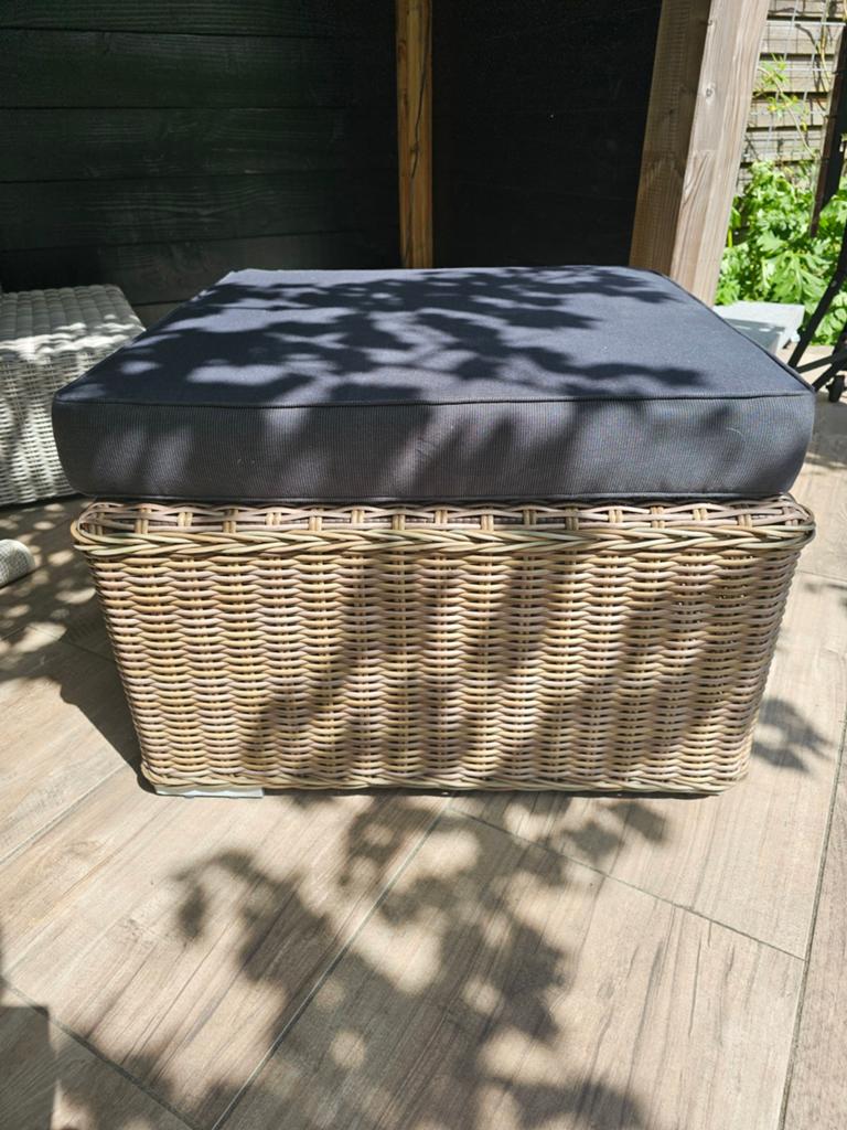 Wicker voetenbank met kussen, Tuin en Terras, Ophalen, Zo goed als nieuw, Wicker