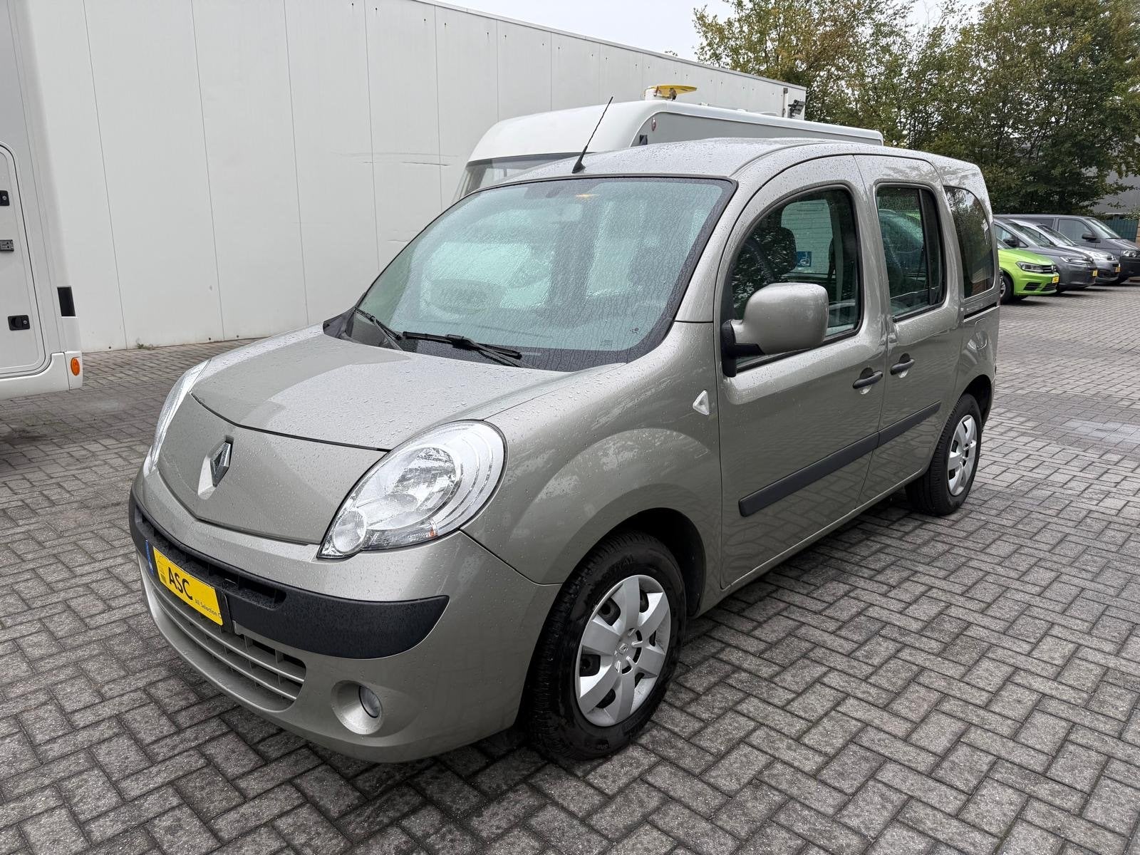 Renault Kangoo 1.6-16V Rolstoelauto 4+1 - Bodemverlaging + L, Auto's, 1373 kg, Gebruikt, Metallic lak, Beige