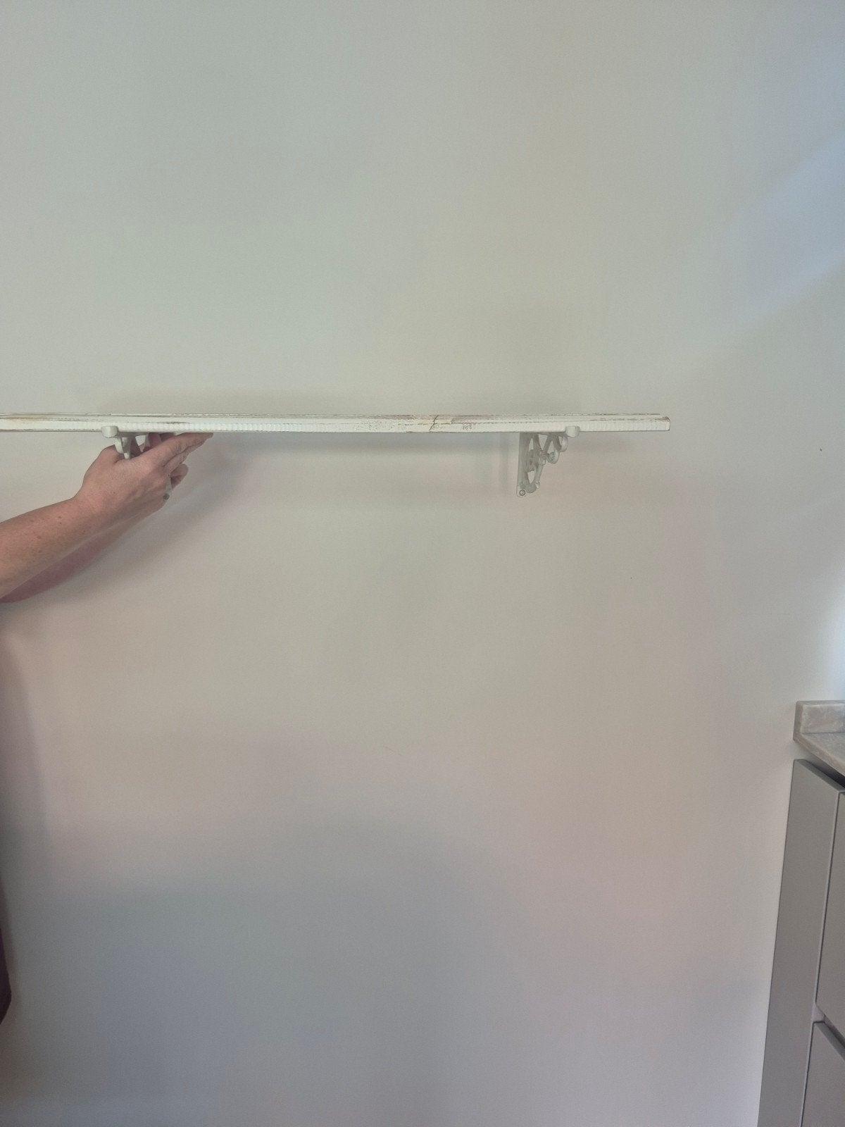 Witte houten wandplank met sierlijke beugels, Ophalen of Verzenden