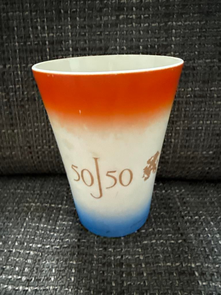 50 jaar Juliana Oranje-Wit-Blauw Beker Petrus Regout, Ophalen of Verzenden, Zo goed als nieuw, Servies