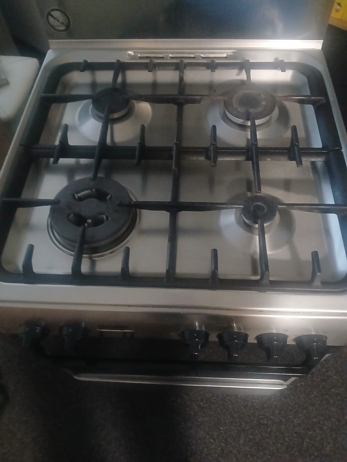 Indesit Vrijstaand Gasfornuis met Oven, Gebruikt, Gas, 85 tot 90 cm, 4 kookzones