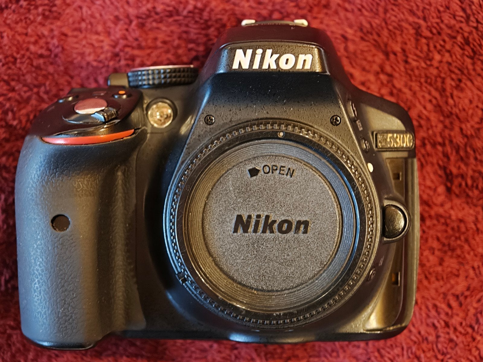 Nikon D5300 DSLR Camera Body + Battery + Dual Charger – €200, Bodydop, Ophalen of Verzenden, Zo goed als nieuw, 24 megapixels