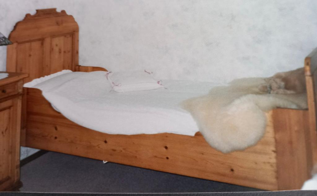 Antiek geloogd grenen eenpersoons bed Afmetingen 90 200., Ophalen