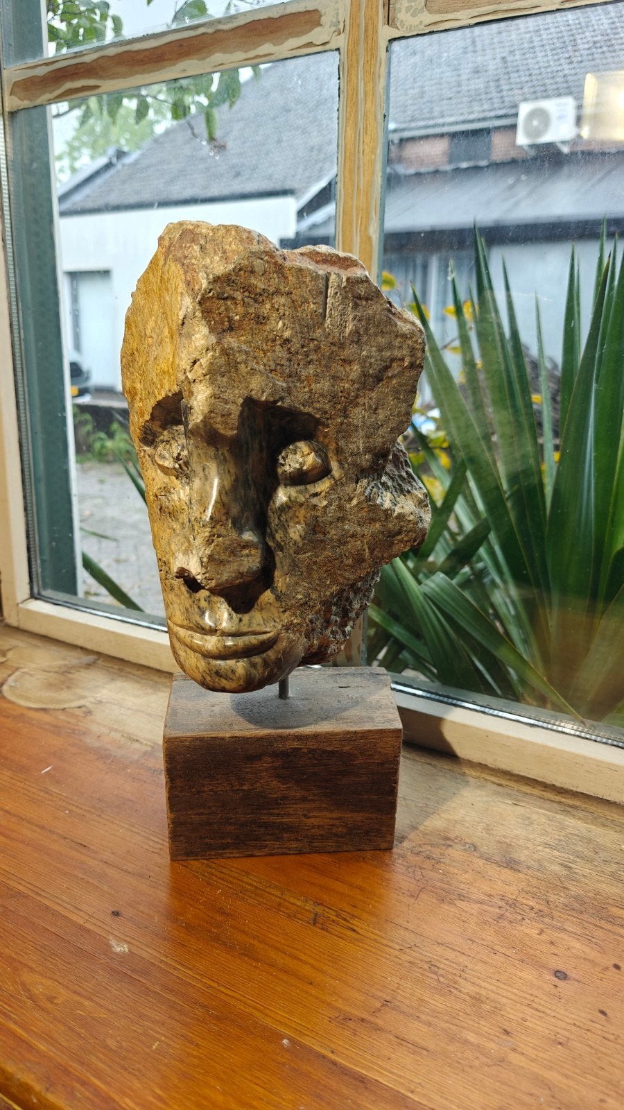 Uniek stenen hoofd op houten voet - 40 cm, Antiek en Kunst, Kunst | Beelden en Houtsnijwerken, Overige onderwerpen, Ophalen of Verzenden