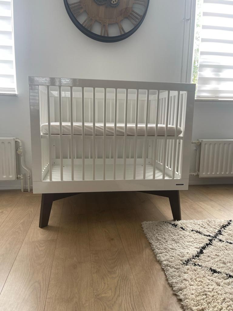 Kidsmill Sixties Box Wit Mat / Walnoot + Boxmatras, Kinderen en Baby's, Babywiegjes en Ledikanten, Ophalen of Verzenden, Gebruikt