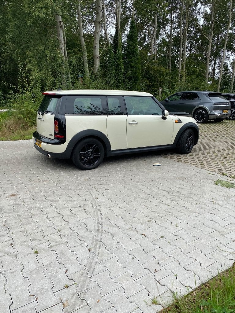 Mini Clubman 1.6 16V Cooper 2010 Wit, Auto's, Voorwielaandrijving, 4 cilinders, 4 stoelen, Leder en Stof