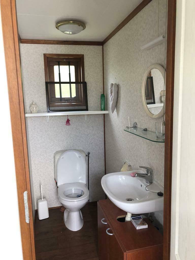 Foto 9 van te koop mooi chalet met tuinhuis naast zwem vis en vaarwater