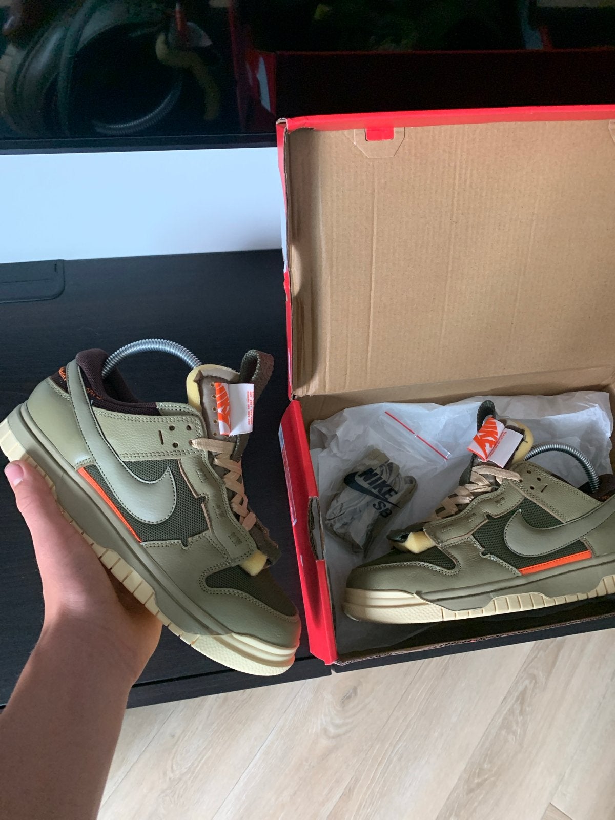 Nike Olive Dunks - (valt als 38), Ophalen, Zo goed als nieuw, Overige kleuren, Sneakers of Gympen