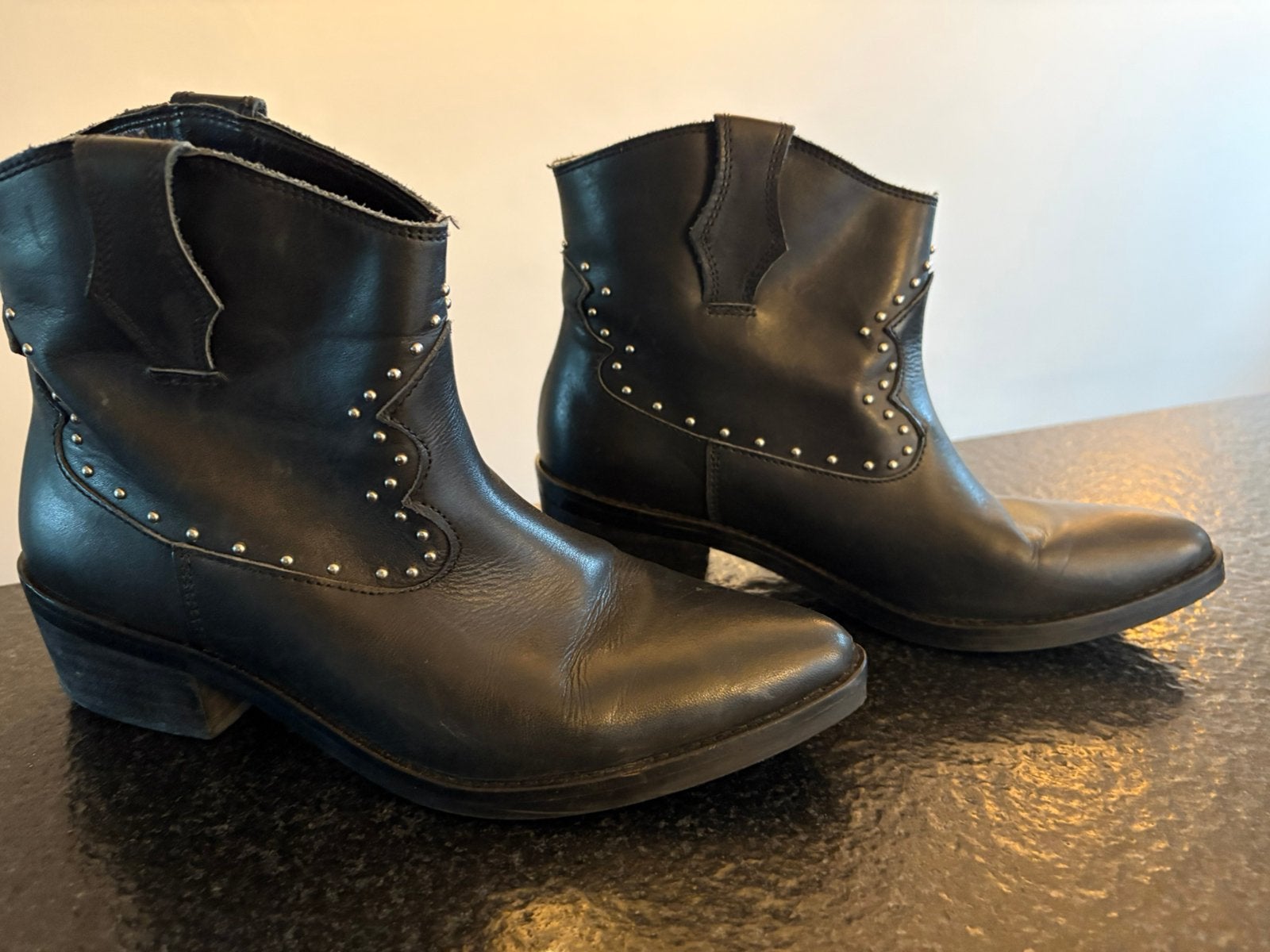 Zwarte, korte, leren cowboylaarzen met zilveren studs., Ophalen of Verzenden, Zo goed als nieuw, Zwart