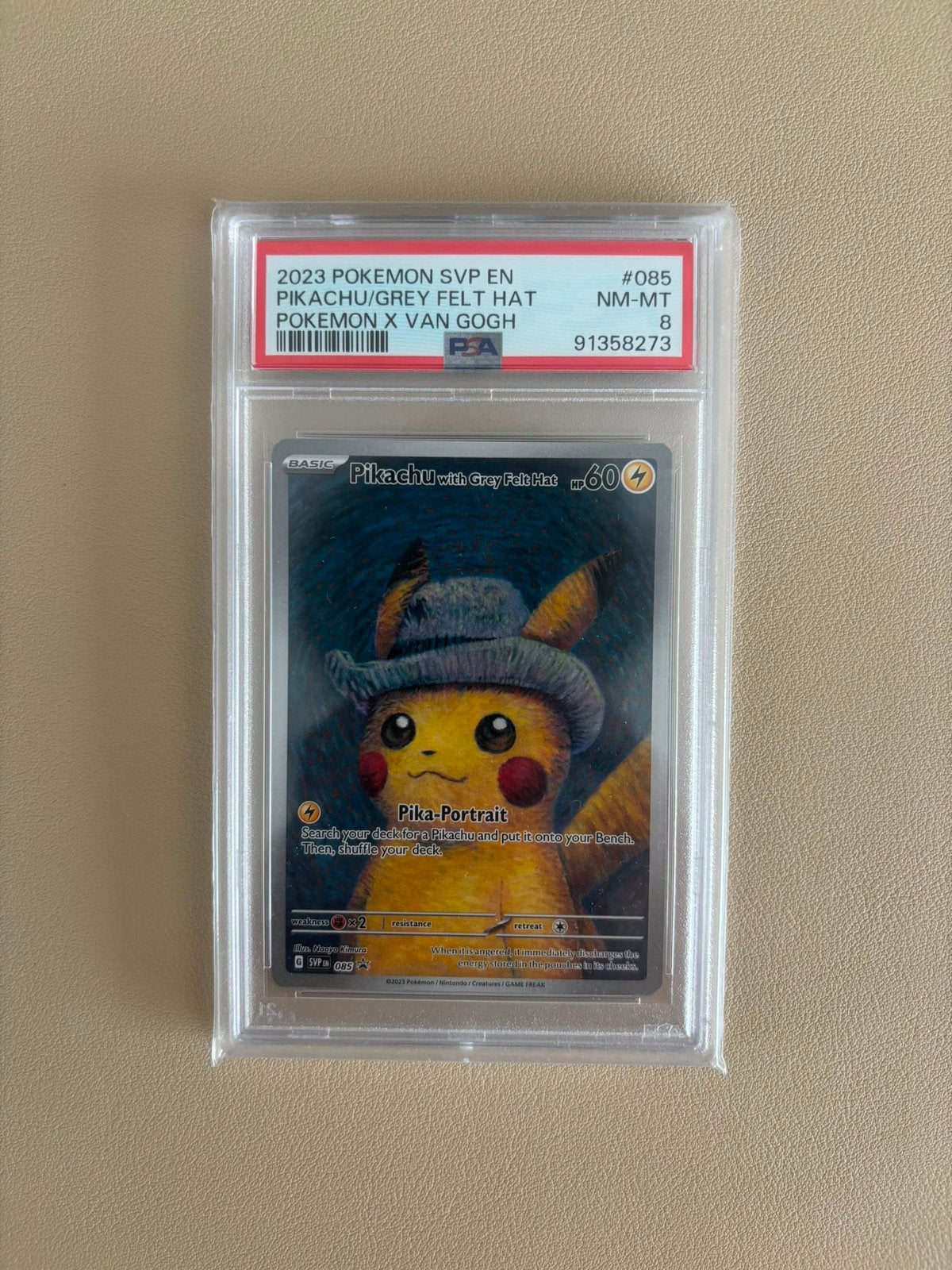 Pikachu/Grey Felt Hat Pokemon van Gogh PSA 8, Hobby en Vrije tijd, Verzamelkaartspellen | Pokémon, Ophalen of Verzenden, Nieuw