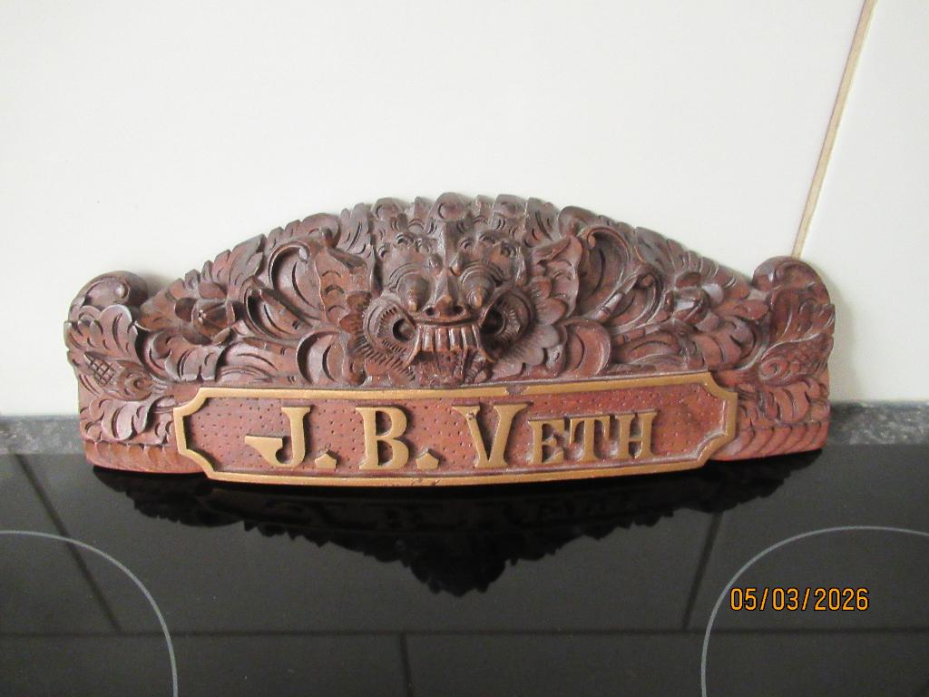INDONESISCH HOUTSNIJWERK - NAAMPANEEL- op BUREAU -J.B. VETH, Ophalen of Verzenden