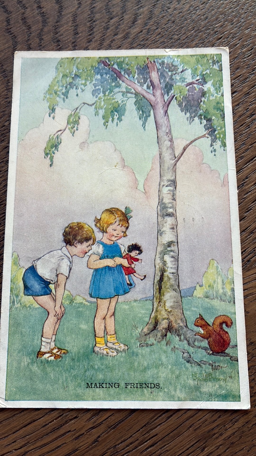 Vriendjes maken In bos: meisje met pop en eekhoorn, Ophalen of Verzenden, 1940 tot 1960, Gelopen, Kinderen