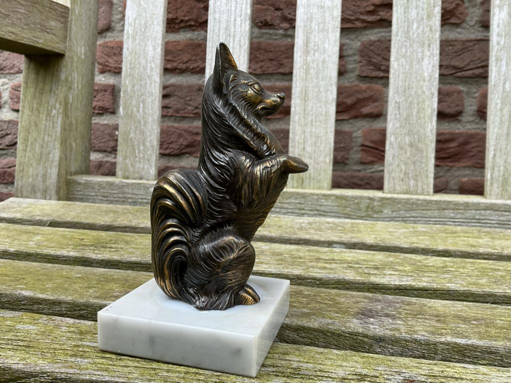 beeldje van een hond op marmeren sokkel, Ophalen of Verzenden, Dier