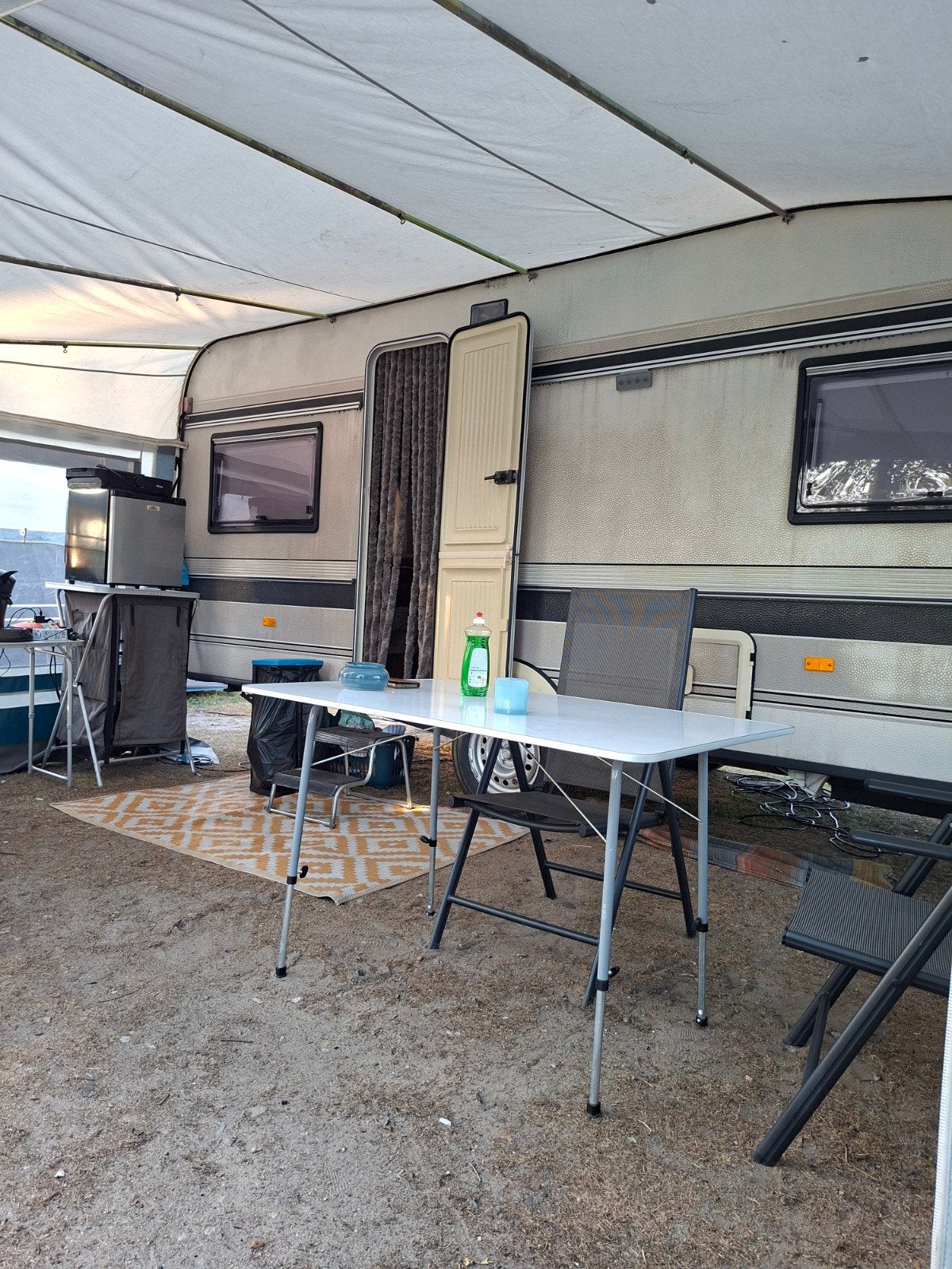 Hobby Caravan met voortent en toilet, Vast bed, Rondzit, Hobby, Luifel