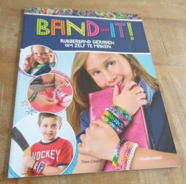 Band-it! sieraden loomen loombandjes armbandjes maken boek, Boeken, Verzenden, Sieraden maken, Zo goed als nieuw, Geschikt voor kinderen