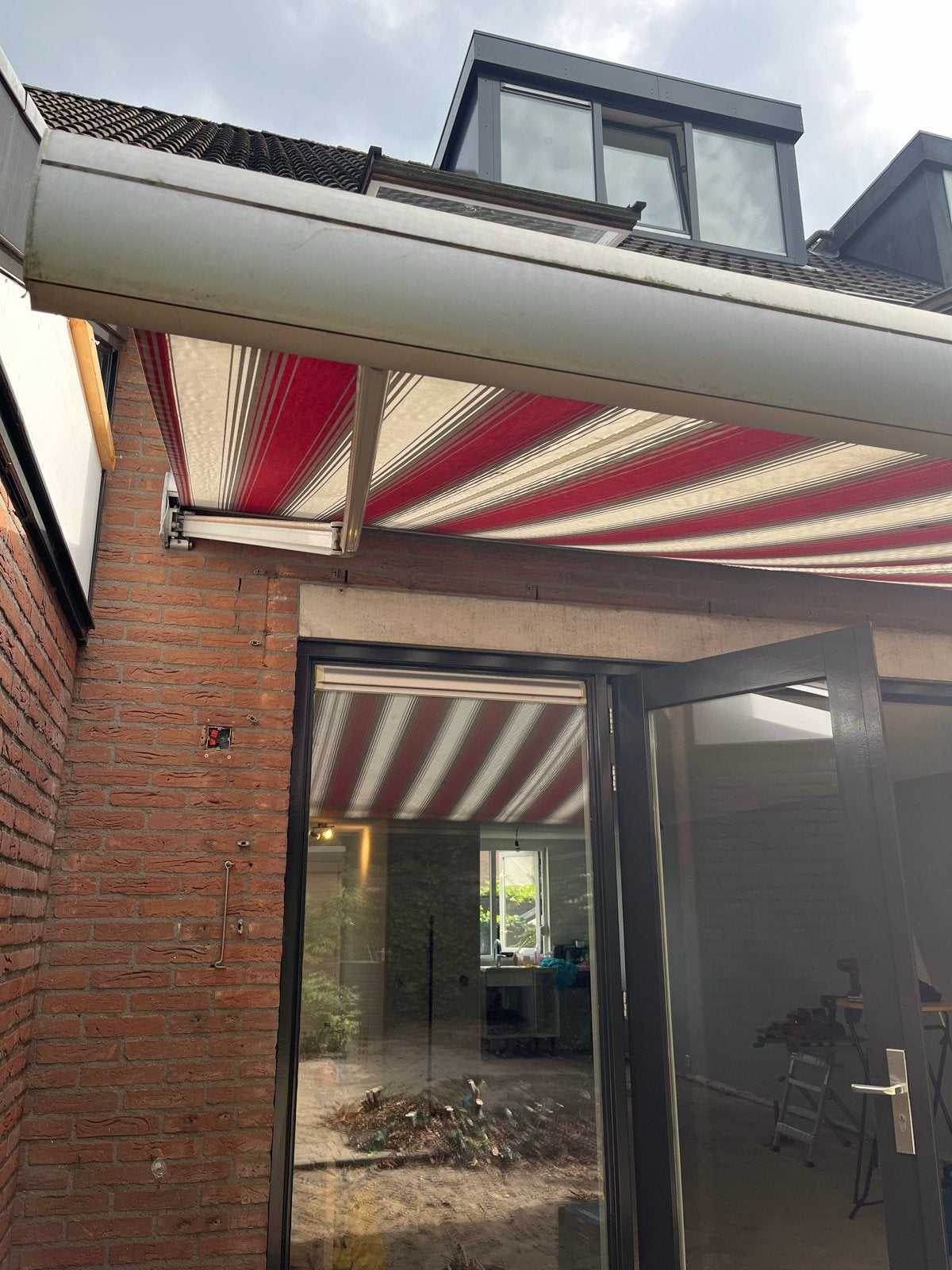 Elektrisch zonnescherm - Knikarmscherm rood/wit gestreept, Ophalen, Gebruikt, 450 cm of meer, Elektrisch