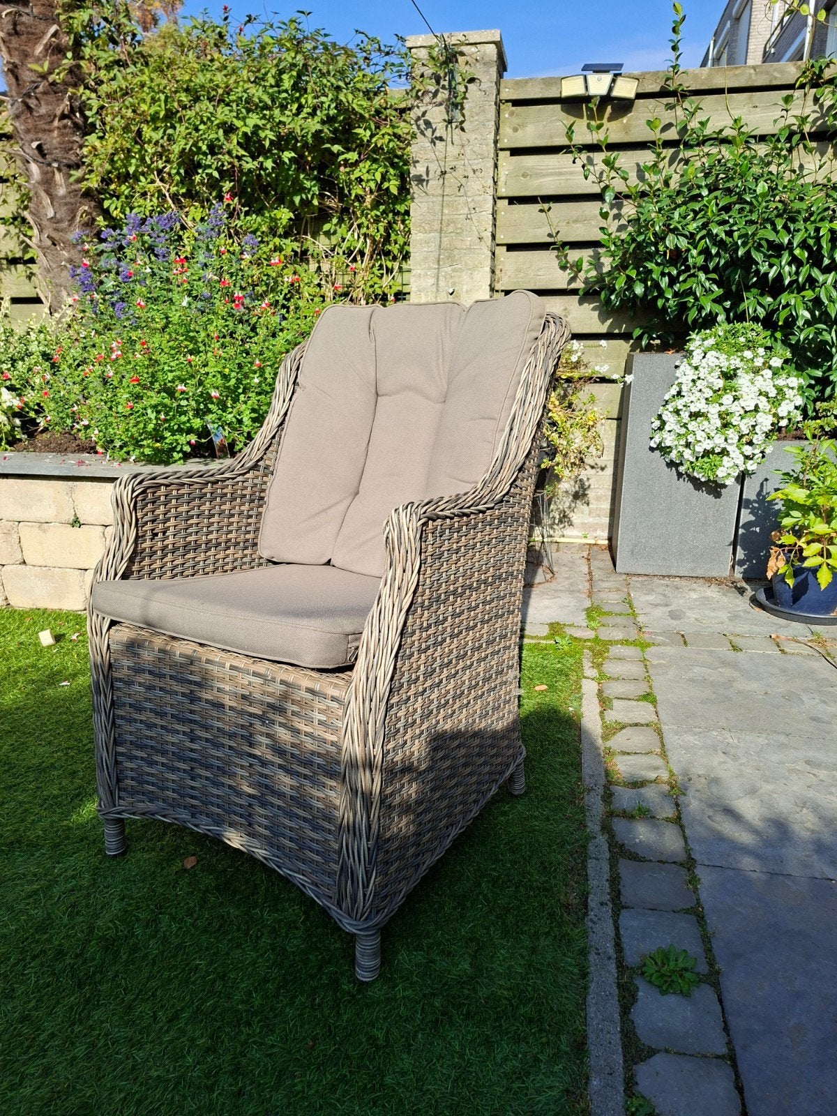 Foto 3 van Wicker tuinset met 4 stoelen en ronde tafel