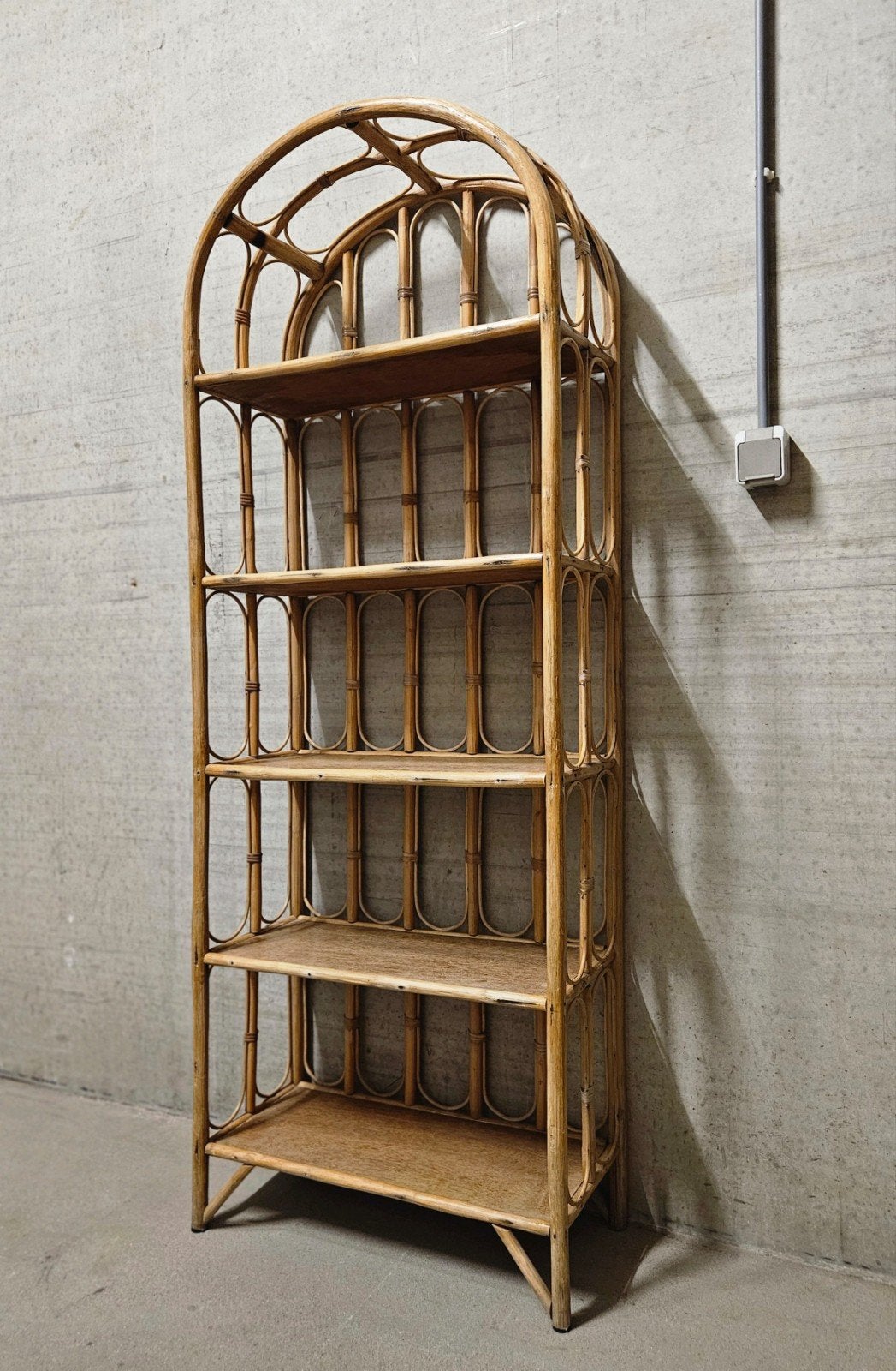 🌿 Prachtige vintage rotan boekenkast vakkenkast (boogmodel), Ophalen of Verzenden