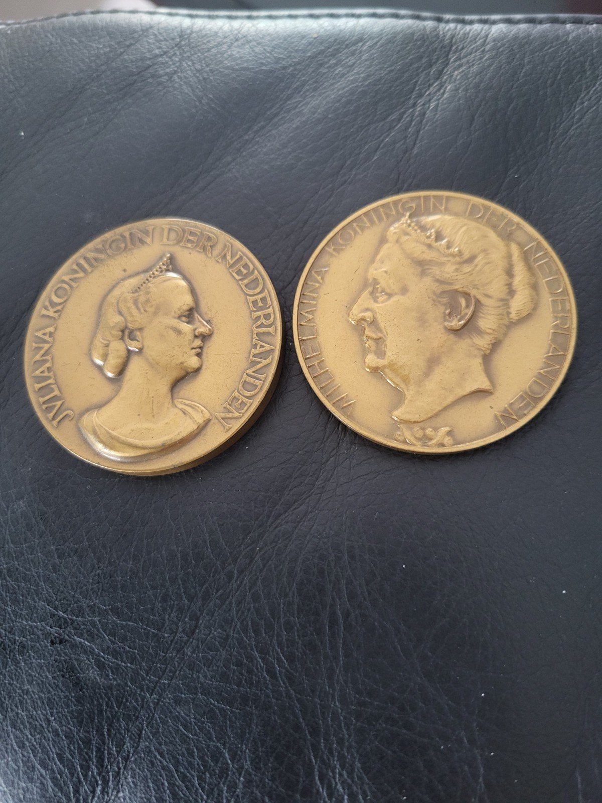 Set van 2 Bronzen Herdenkingspenningen Juliana & Wilhelmina, Ophalen of Verzenden, Brons, Nederland
