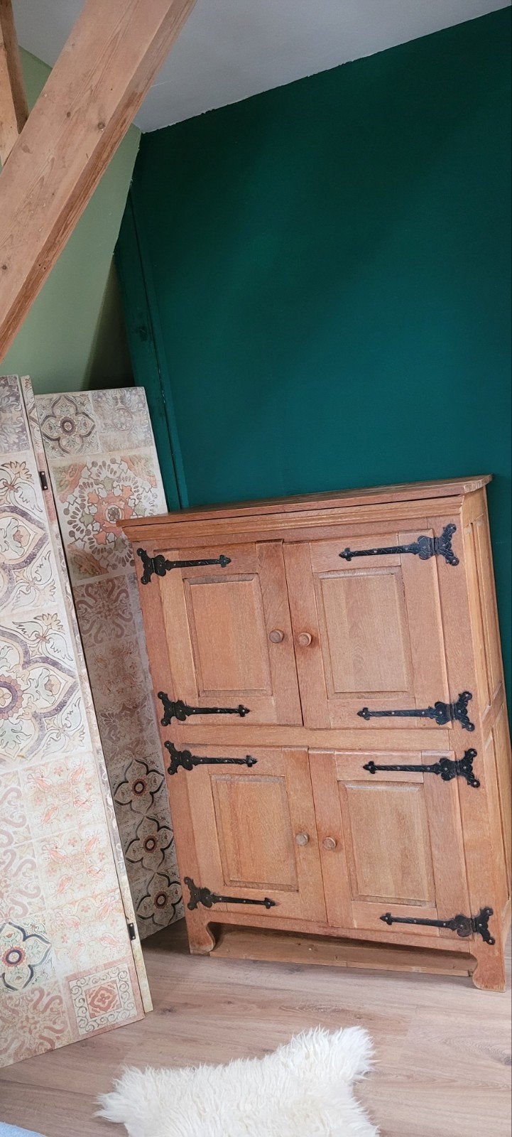 Massief houten kast met smeedijzeren beslag, Ophalen