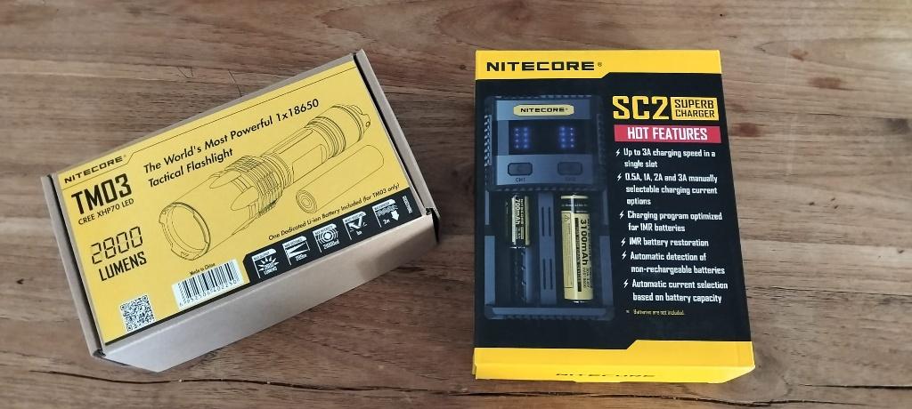 Nitecore set TM03 zaklamp LED 18650 + SC2 oplader, Caravans en Kamperen, Zaklampen, Nieuw, Batterij, Ophalen of Verzenden