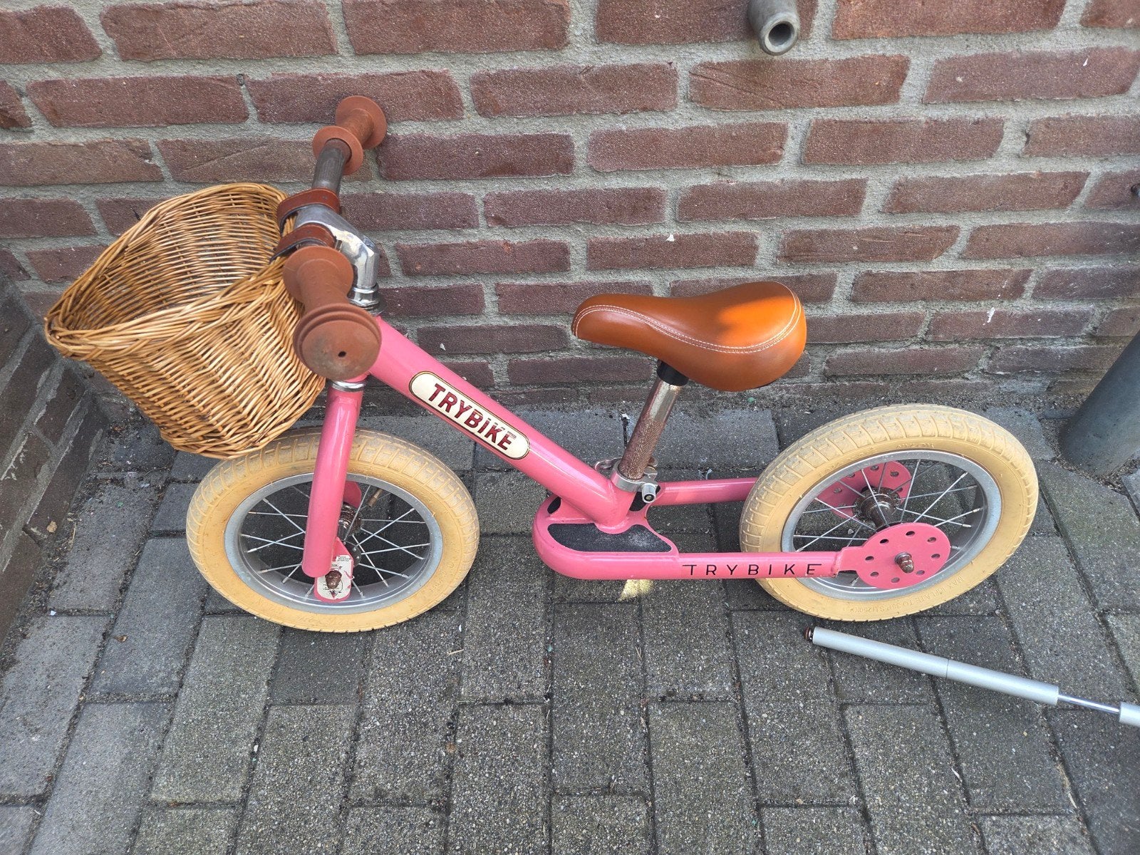 Trybike loopfiets roze met mandje en extra wiel, Ophalen, Gebruikt, Minder dan 16 inch