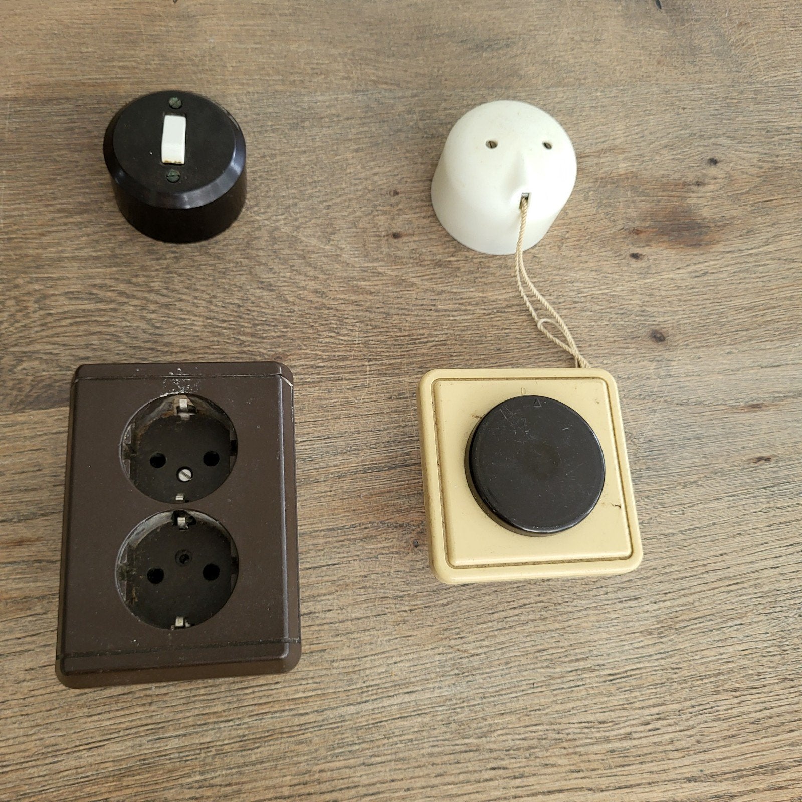 Vintage bruin creme  Schakelmateriaal  Bakeliet, Porselein, Ophalen of Verzenden