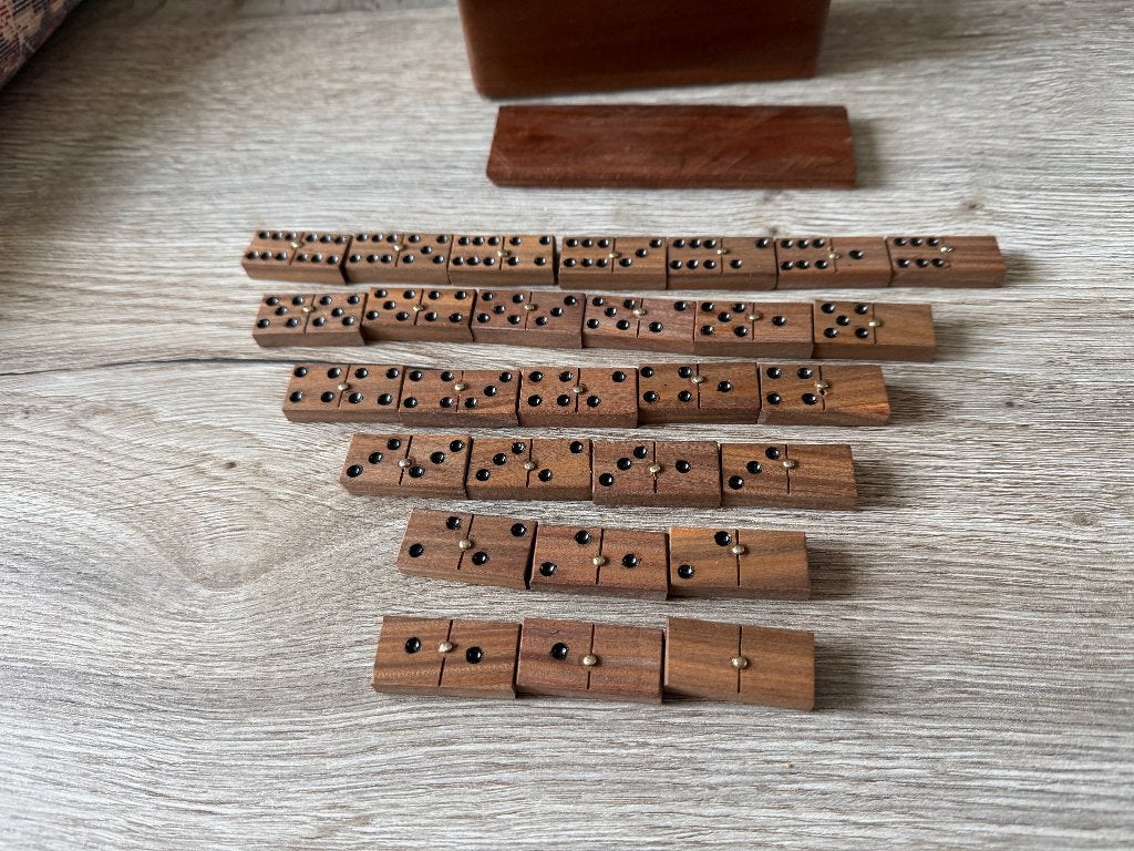 Oud Domino Spel. 28 Houten Stenen in een Houten Kistje., Ophalen of Verzenden, Zo goed als nieuw, Een of twee spelers