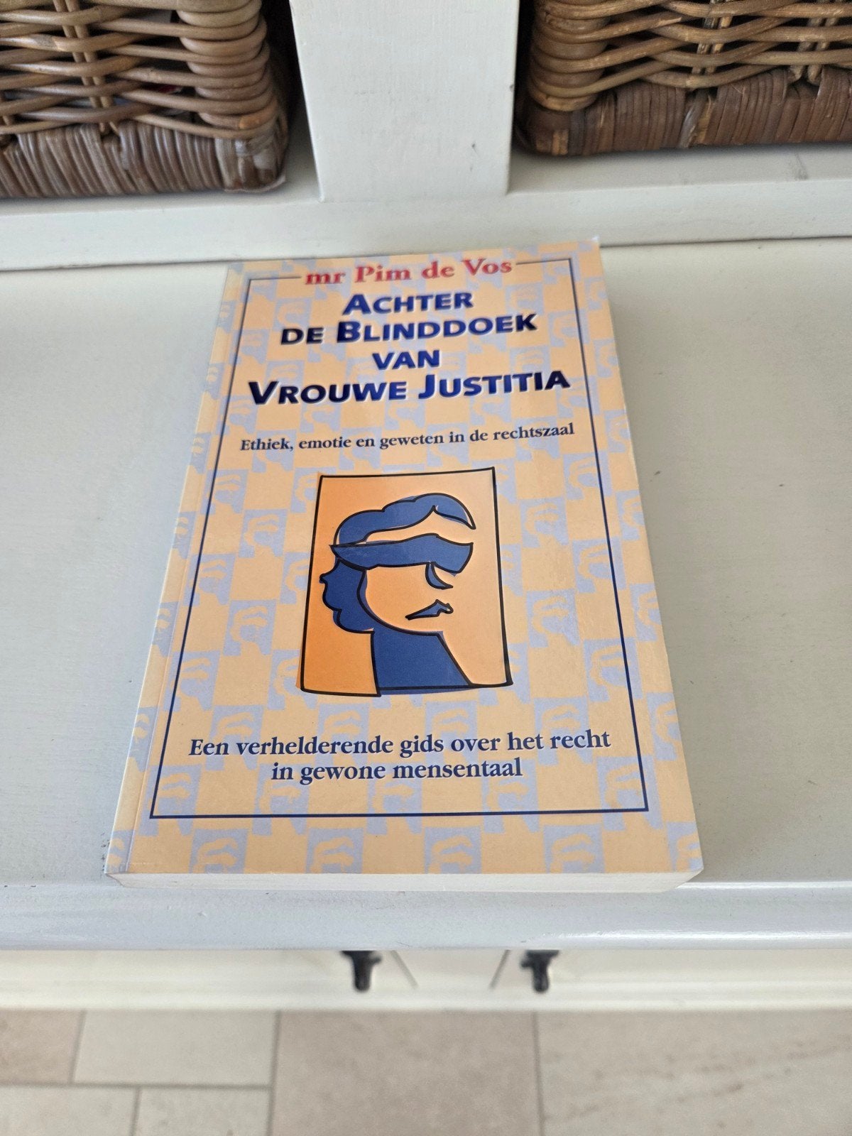 P. de Vos - Achter de blinddoek van Vrouwe Justitia, Ophalen of Verzenden, Gelezen, Nederland