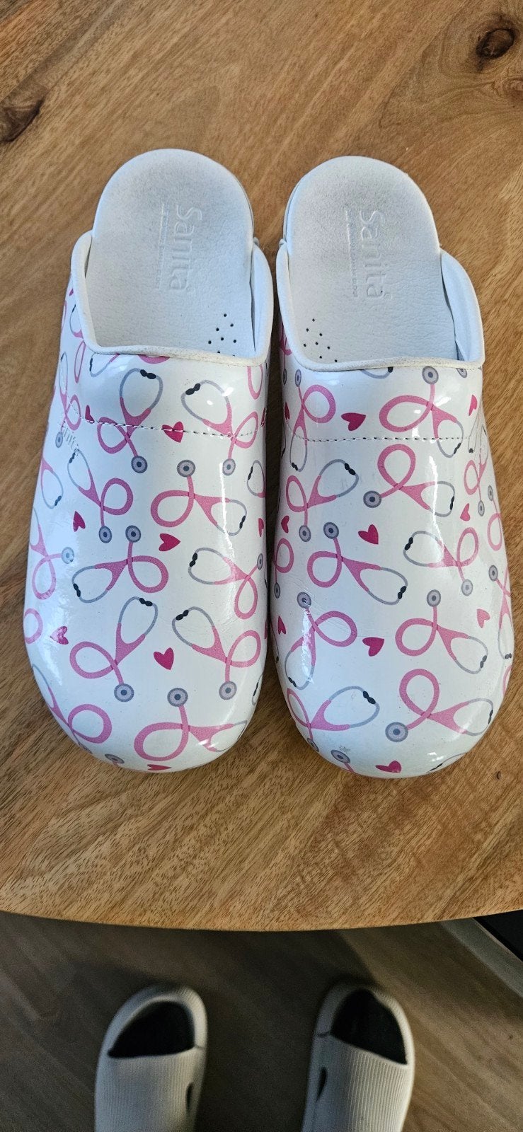 Sanita klompen met stethoscoop print - Maat 40, Wit, Overige typen, Ophalen of Verzenden, Zo goed als nieuw