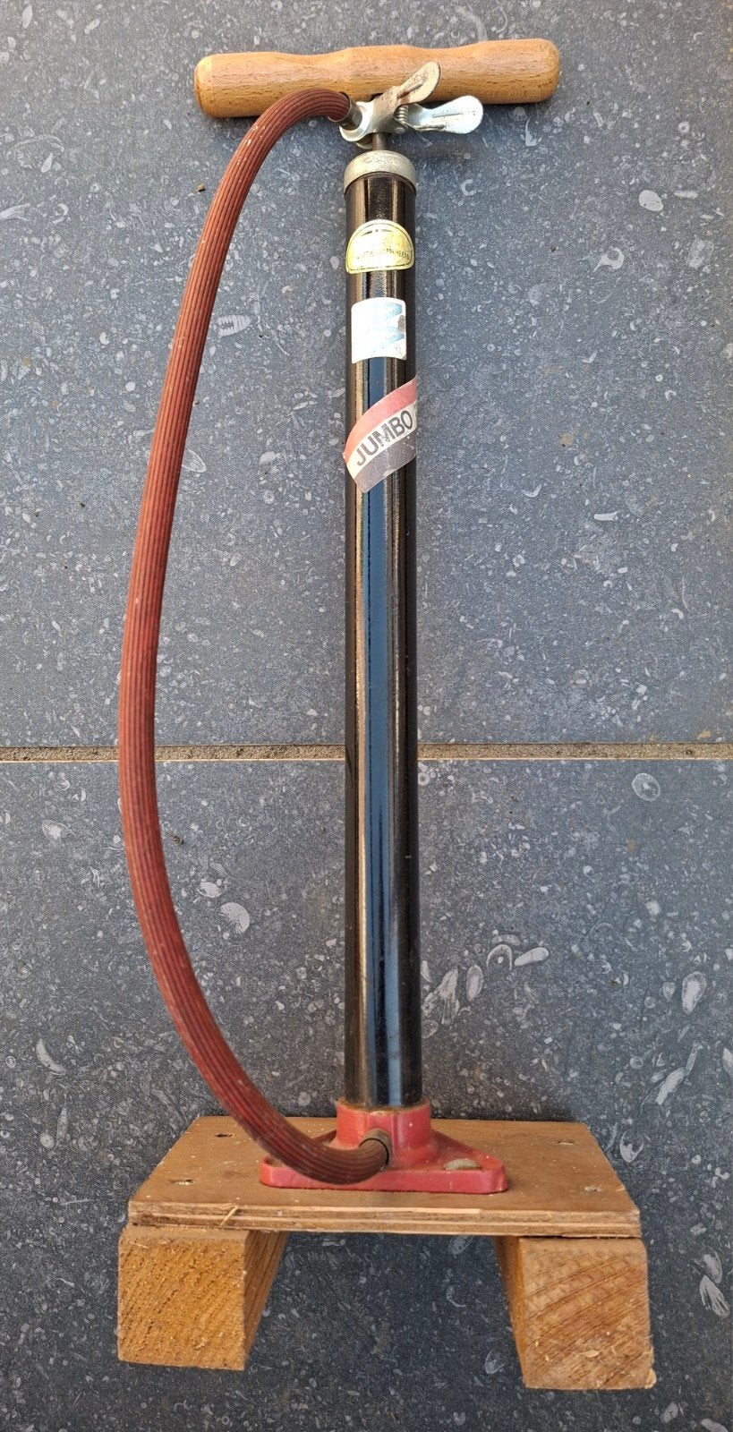 Vintage fietspomp met houten handvat., Ophalen of Verzenden, Gebruikt