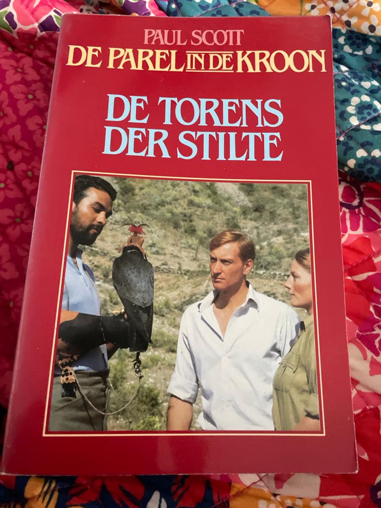 De Torens der Stilte - Paul Scott (De Parel in de Kroon), Boeken, Romans, Ophalen of Verzenden, Gelezen, Nederland
